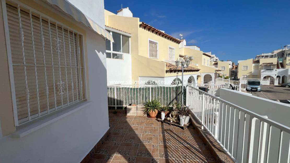 3 bedroom Townhouse for sale in Villamartin with pool - € 175,000 (Ref: 9449747)