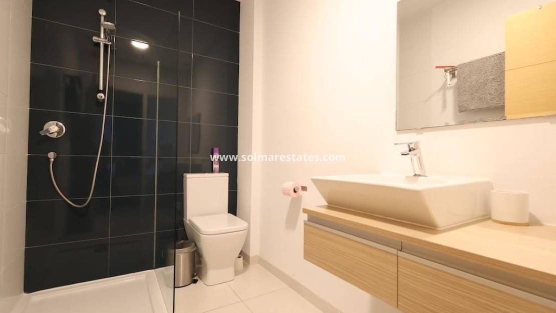 2 slaapkamer Appartement te koop in La Zenia met zwembad - € 279.500 (Ref: 9451503)