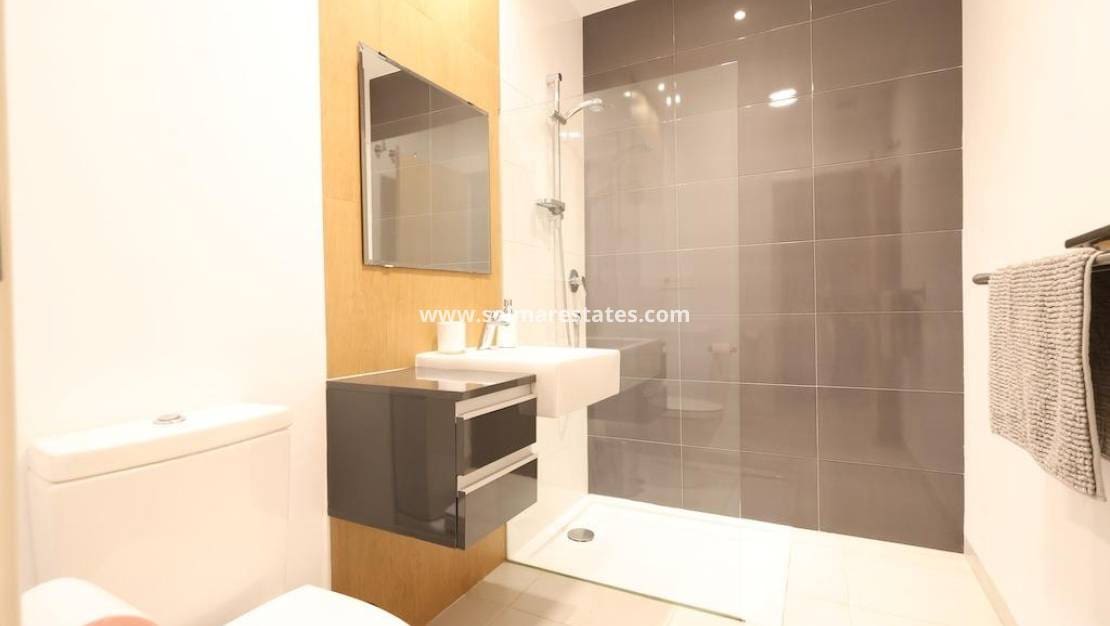 2 slaapkamer Appartement te koop in La Zenia met zwembad - € 279.500 (Ref: 9451503)