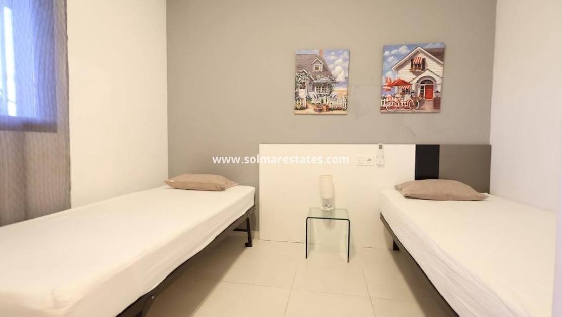 2 Zimmer Apartment zu verkaufen in La Zenia mit Pool - 279.500 € (Ref: 9451503)