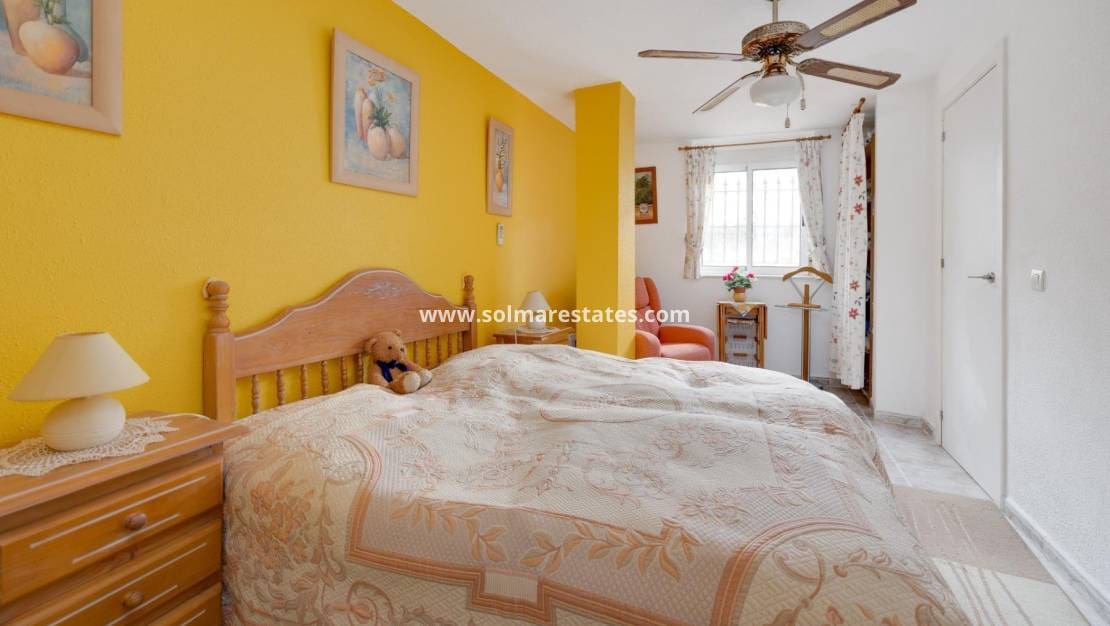 4 sypialnia Willa na sprzedaż w Playa Flamenca z basenem - 315 000 € (Ref: 9459469)