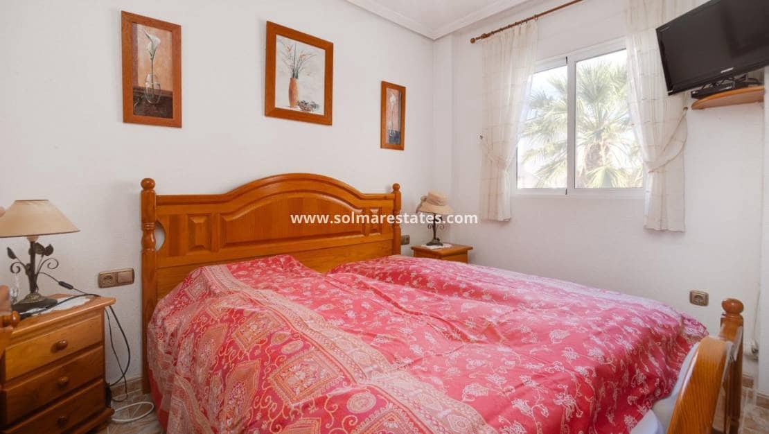 4 sypialnia Willa na sprzedaż w Playa Flamenca z basenem - 315 000 € (Ref: 9459469)