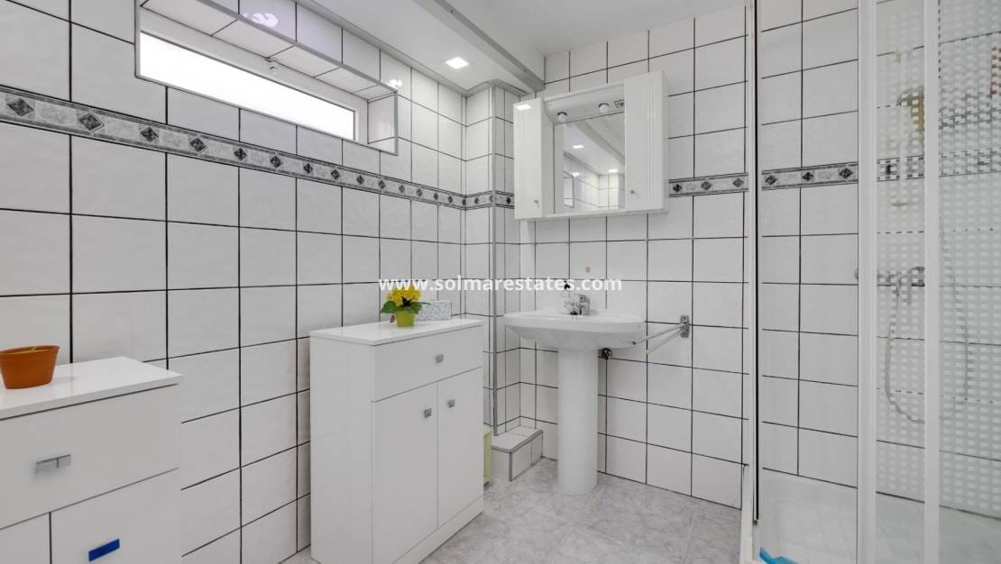 4 sypialnia Willa na sprzedaż w Playa Flamenca z basenem - 315 000 € (Ref: 9459469)