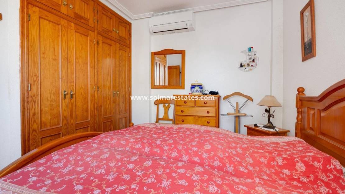 4 sypialnia Willa na sprzedaż w Playa Flamenca z basenem - 315 000 € (Ref: 9459469)