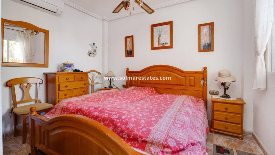 4 sypialnia Willa na sprzedaż w Playa Flamenca z basenem - 315 000 € (Ref: 9459469)