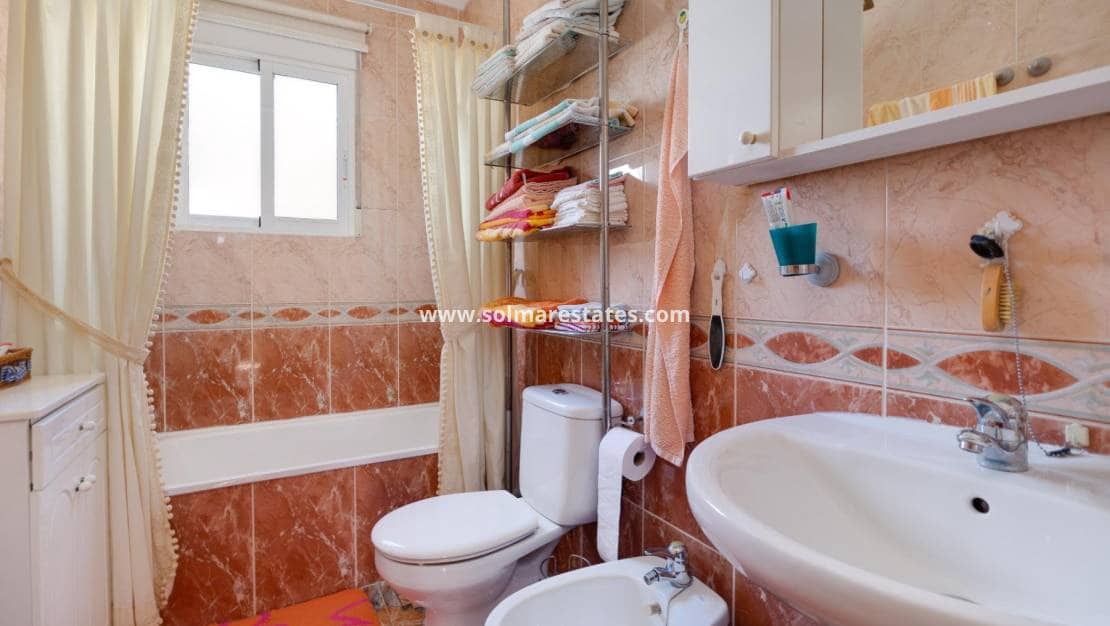 4 sypialnia Willa na sprzedaż w Playa Flamenca z basenem - 315 000 € (Ref: 9459469)