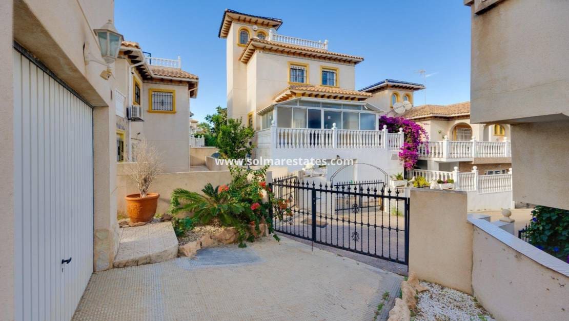 4 sypialnia Willa na sprzedaż w Playa Flamenca z basenem - 315 000 € (Ref: 9459469)