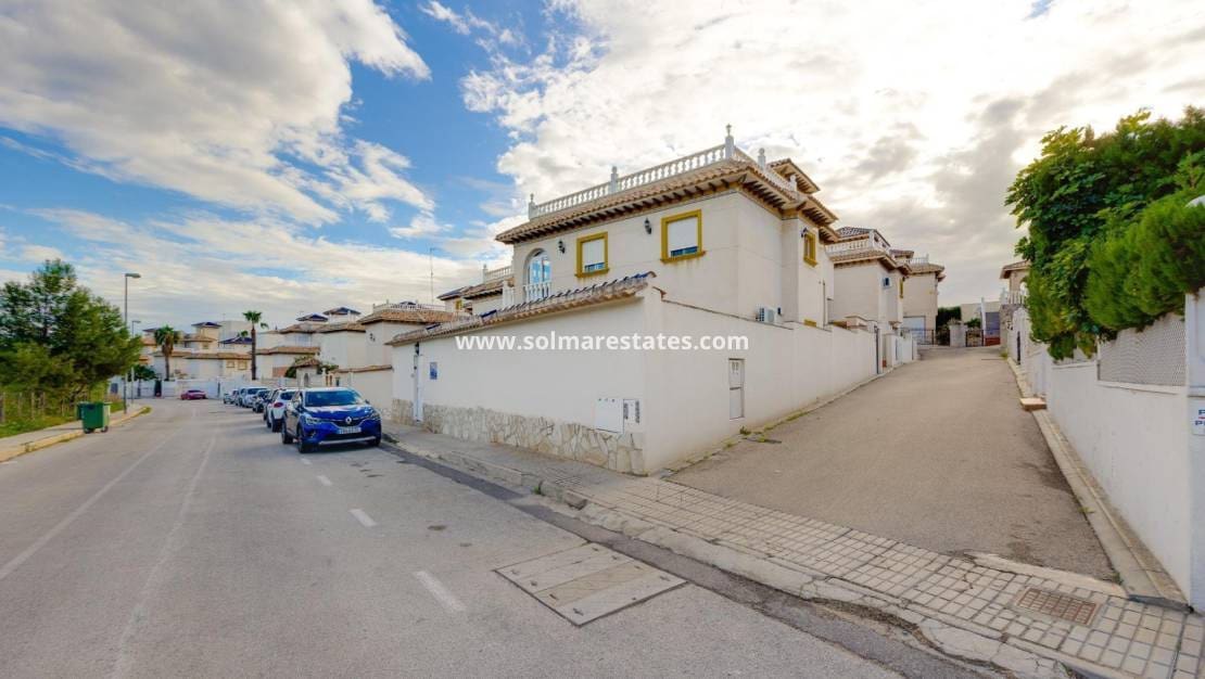 4 sypialnia Willa na sprzedaż w Playa Flamenca z basenem - 315 000 € (Ref: 9459469)