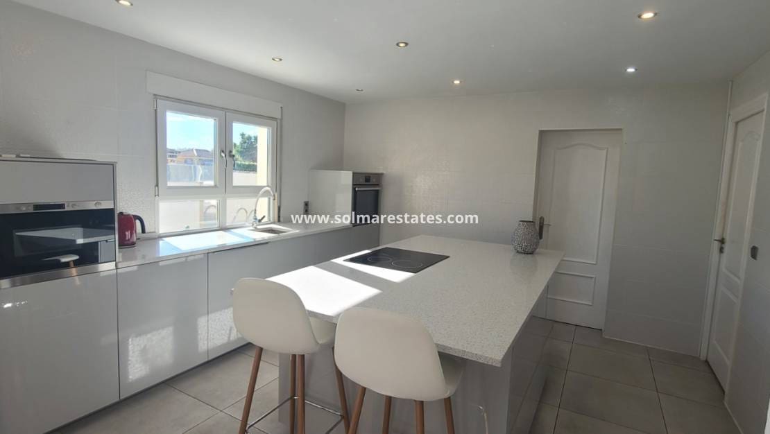 Chalet de 4 habitaciones en Los Balcones en venta con piscina - 535.000 € (Ref: 9462672)