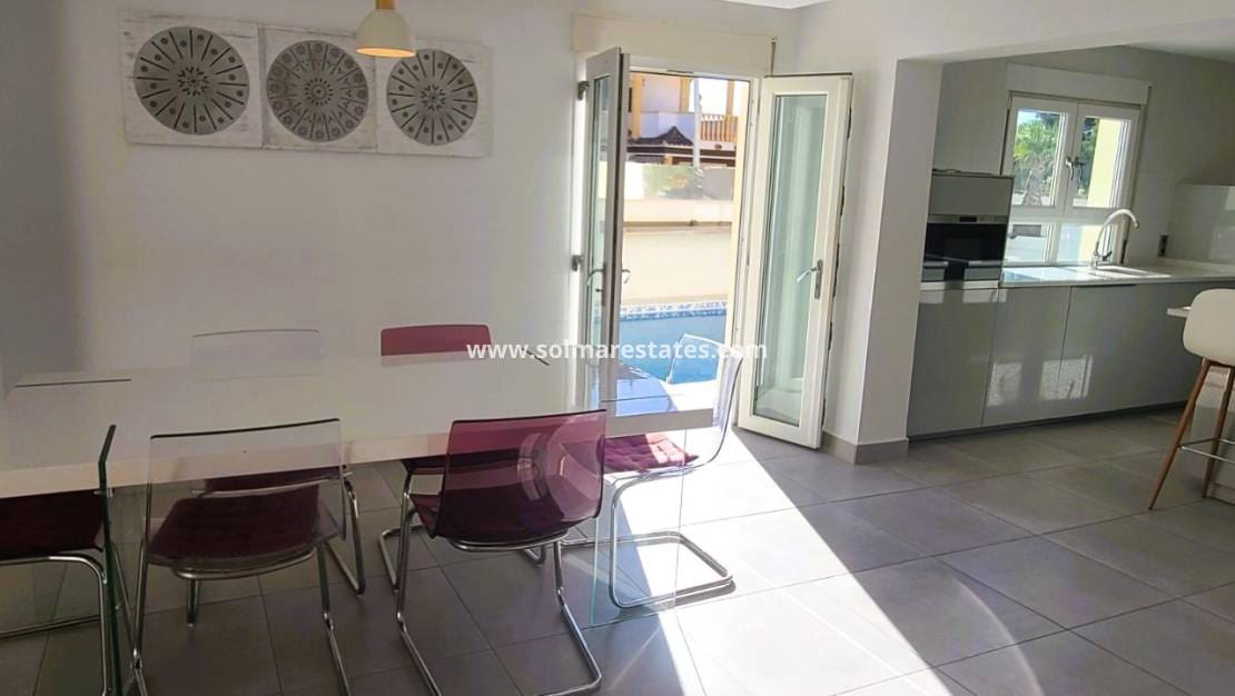 Chalet de 4 habitaciones en Los Balcones en venta con piscina - 535.000 € (Ref: 9462672)