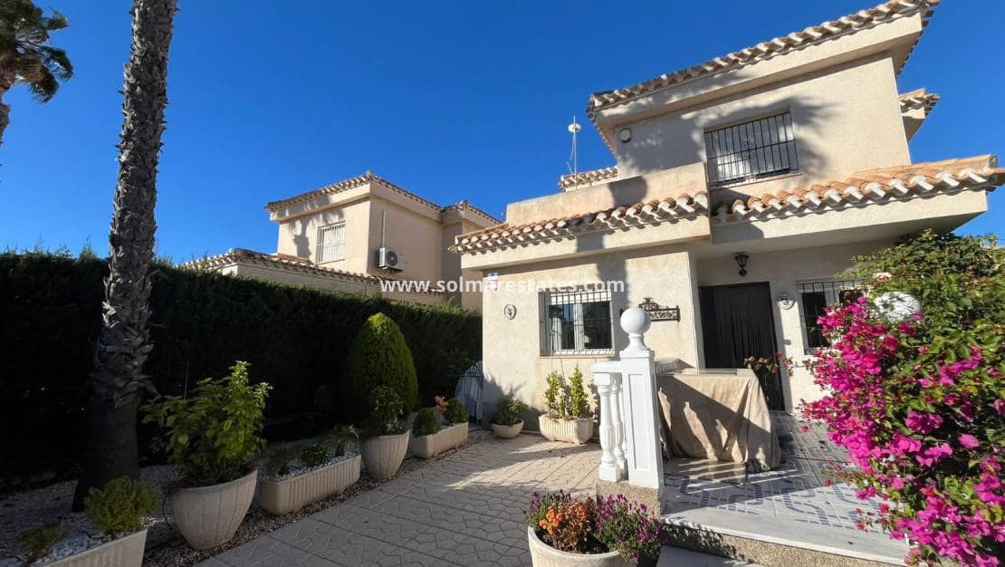 3 bedroom Villa for sale in Playa Flamenca with pool - € 389,000 (Ref: 9462794)