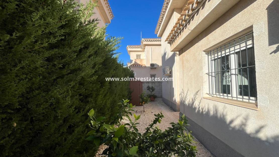 3 bedroom Villa for sale in Playa Flamenca with pool - € 389,000 (Ref: 9462794)