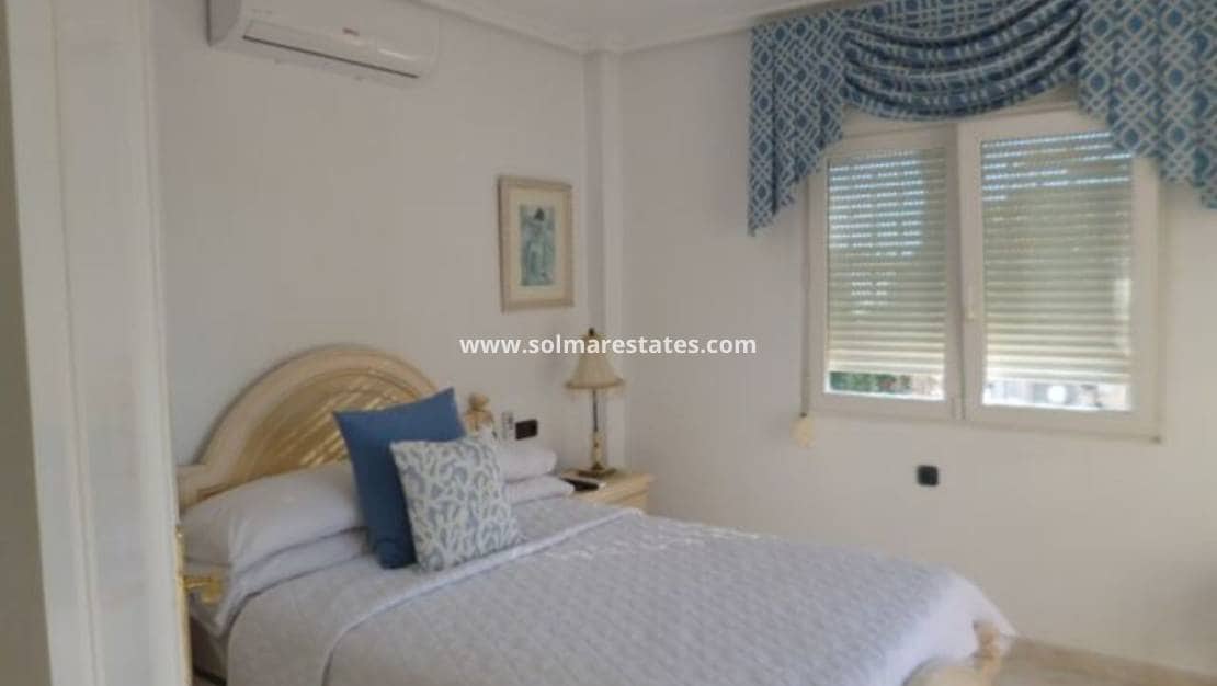 3 makuuhuone Huvila myytävänä paikassa Playa Flamenca mukana uima-altaan - 399 000 € (Ref: 9462794)