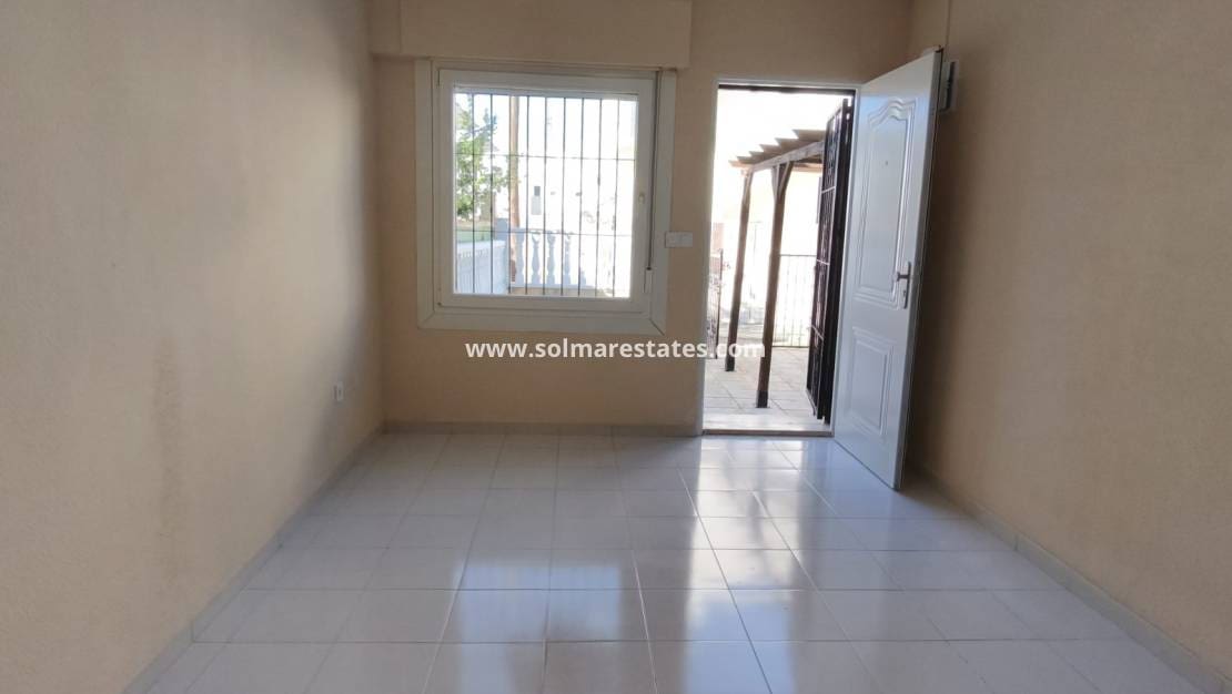 3 makuuhuone Omakotitalo myytävänä paikassa Los Balcones mukana uima-altaan - 149 000 € (Ref: 9465922)