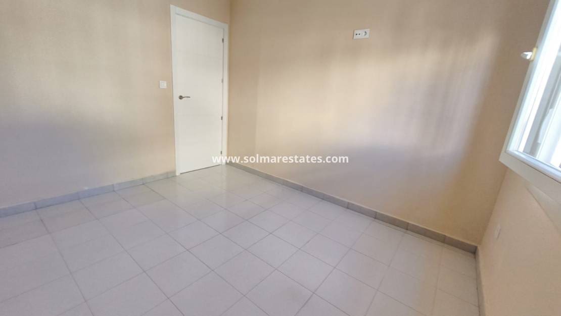 3 makuuhuone Omakotitalo myytävänä paikassa Los Balcones mukana uima-altaan - 149 000 € (Ref: 9465922)