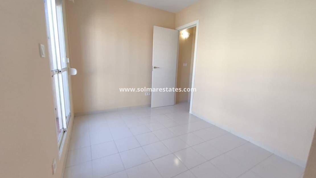 3 makuuhuone Omakotitalo myytävänä paikassa Los Balcones mukana uima-altaan - 149 000 € (Ref: 9465922)