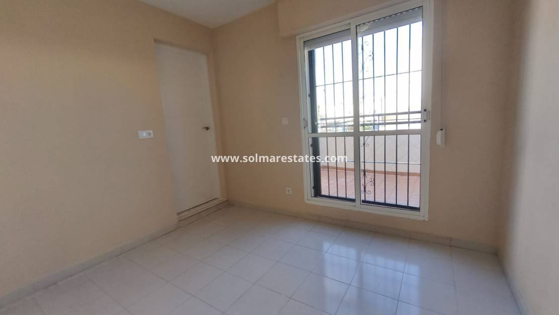 3 makuuhuone Omakotitalo myytävänä paikassa Los Balcones mukana uima-altaan - 149 000 € (Ref: 9465922)