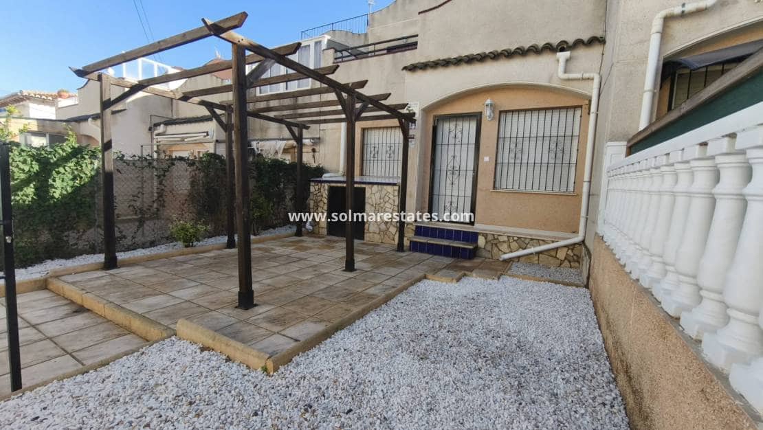 3 makuuhuone Omakotitalo myytävänä paikassa Los Balcones mukana uima-altaan - 149 000 € (Ref: 9465922)