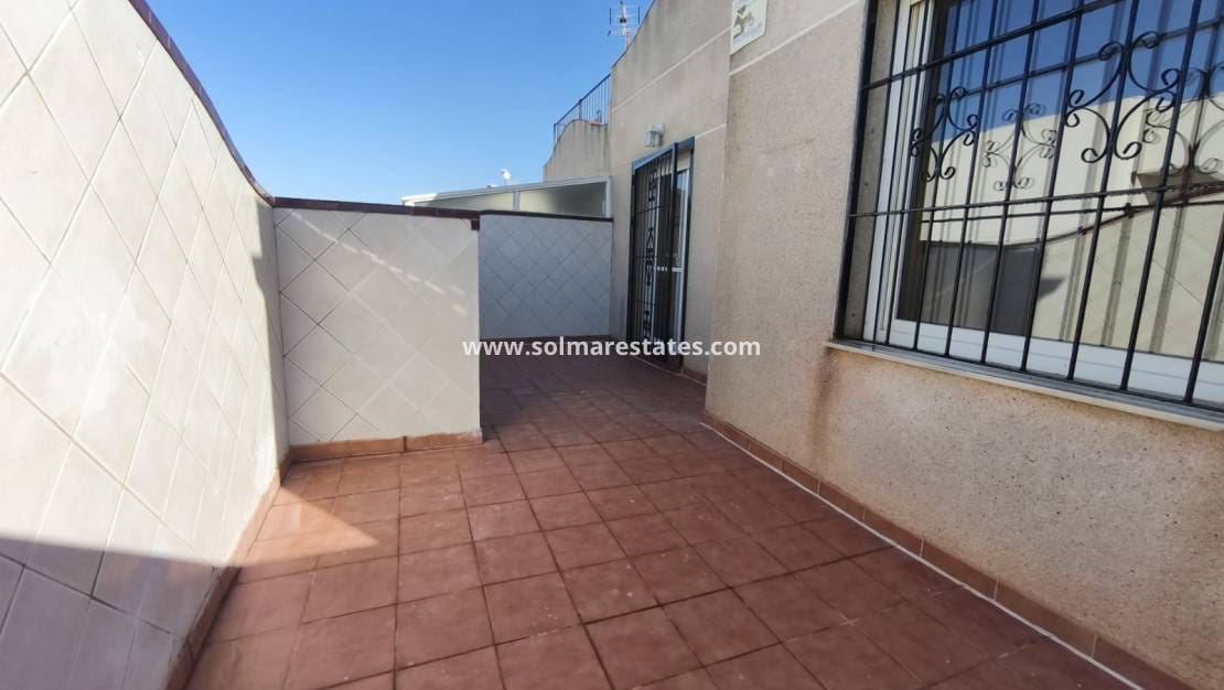 3 makuuhuone Omakotitalo myytävänä paikassa Los Balcones mukana uima-altaan - 149 000 € (Ref: 9465922)