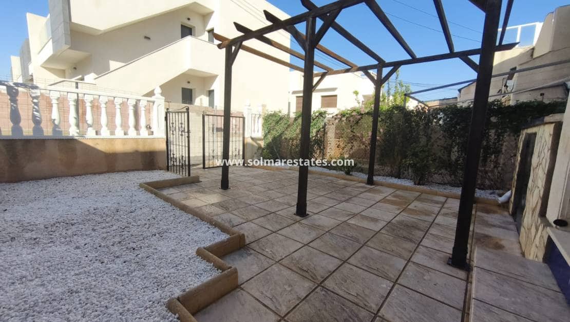 3 makuuhuone Omakotitalo myytävänä paikassa Los Balcones mukana uima-altaan - 149 000 € (Ref: 9465922)