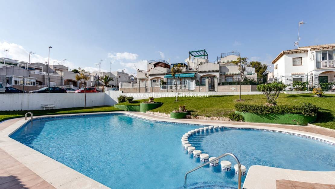 3 makuuhuone Omakotitalo myytävänä paikassa Los Balcones mukana uima-altaan - 149 000 € (Ref: 9465922)