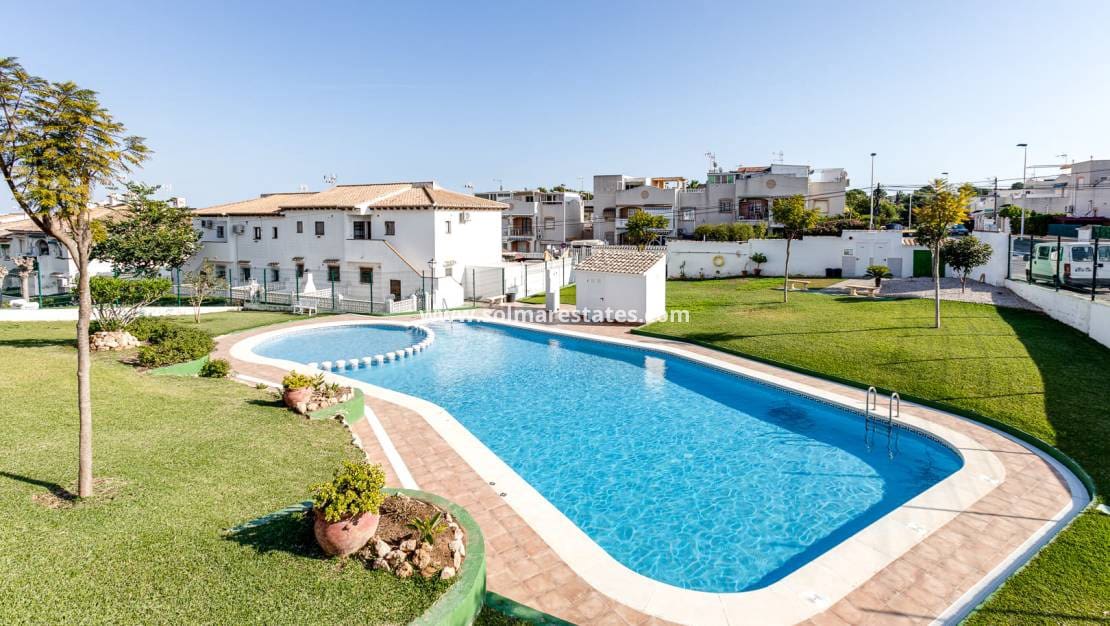 3 makuuhuone Omakotitalo myytävänä paikassa Los Balcones mukana uima-altaan - 149 000 € (Ref: 9465922)