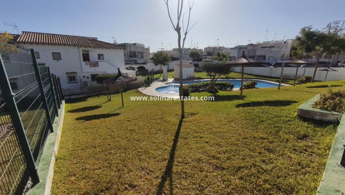 3 makuuhuone Omakotitalo myytävänä paikassa Los Balcones mukana uima-altaan - 149 000 € (Ref: 9465922)