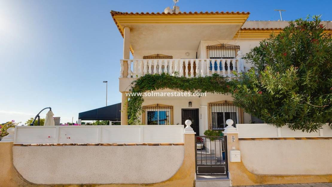 2 Zimmer Apartment zu verkaufen in Cabo Roig mit Pool - 145.000 € (Ref: 9469903)