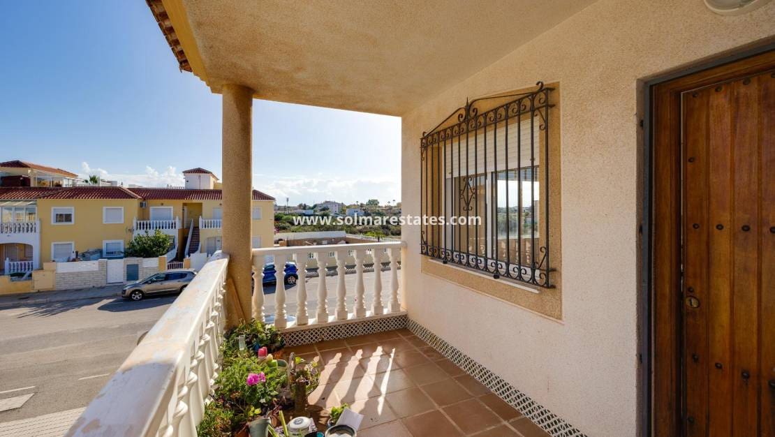 2 Zimmer Apartment zu verkaufen in Cabo Roig mit Pool - 145.000 € (Ref: 9469903)