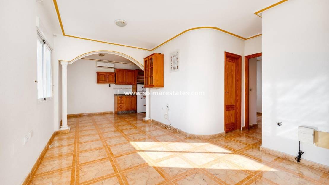 2 Zimmer Apartment zu verkaufen in Cabo Roig mit Pool - 145.000 € (Ref: 9469903)