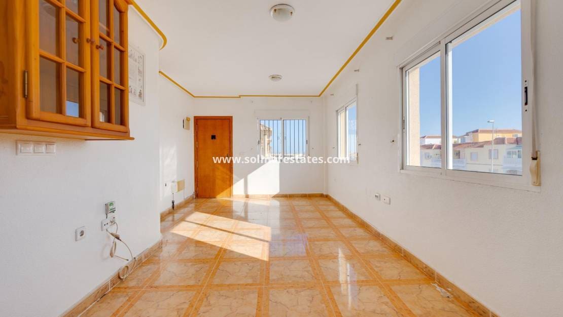 2 Zimmer Apartment zu verkaufen in Cabo Roig mit Pool - 145.000 € (Ref: 9469903)