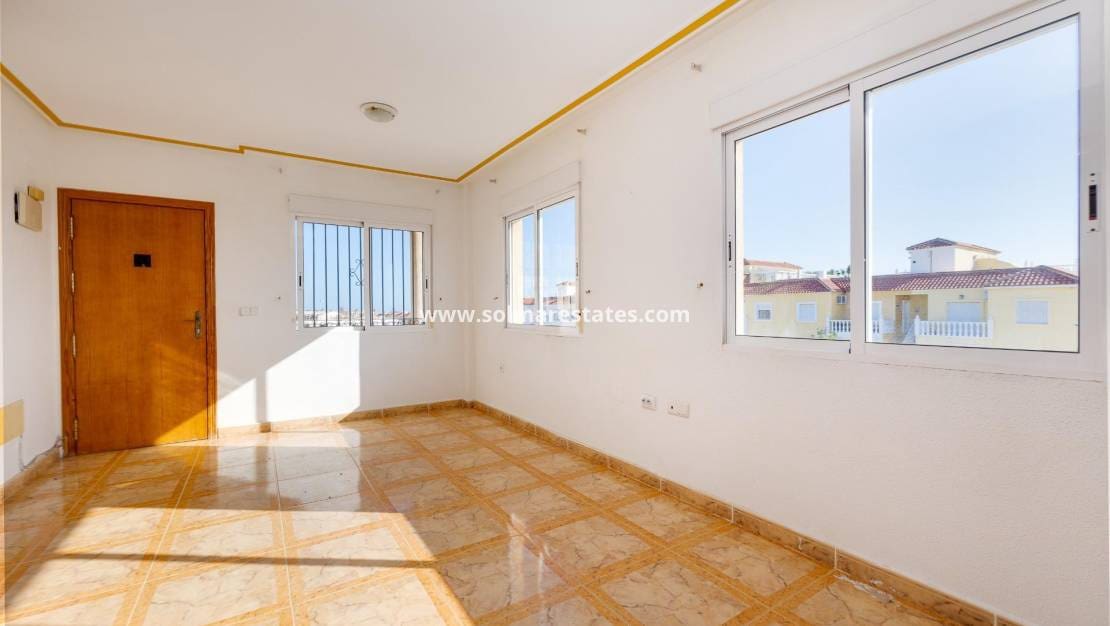 2 Zimmer Apartment zu verkaufen in Cabo Roig mit Pool - 145.000 € (Ref: 9469903)