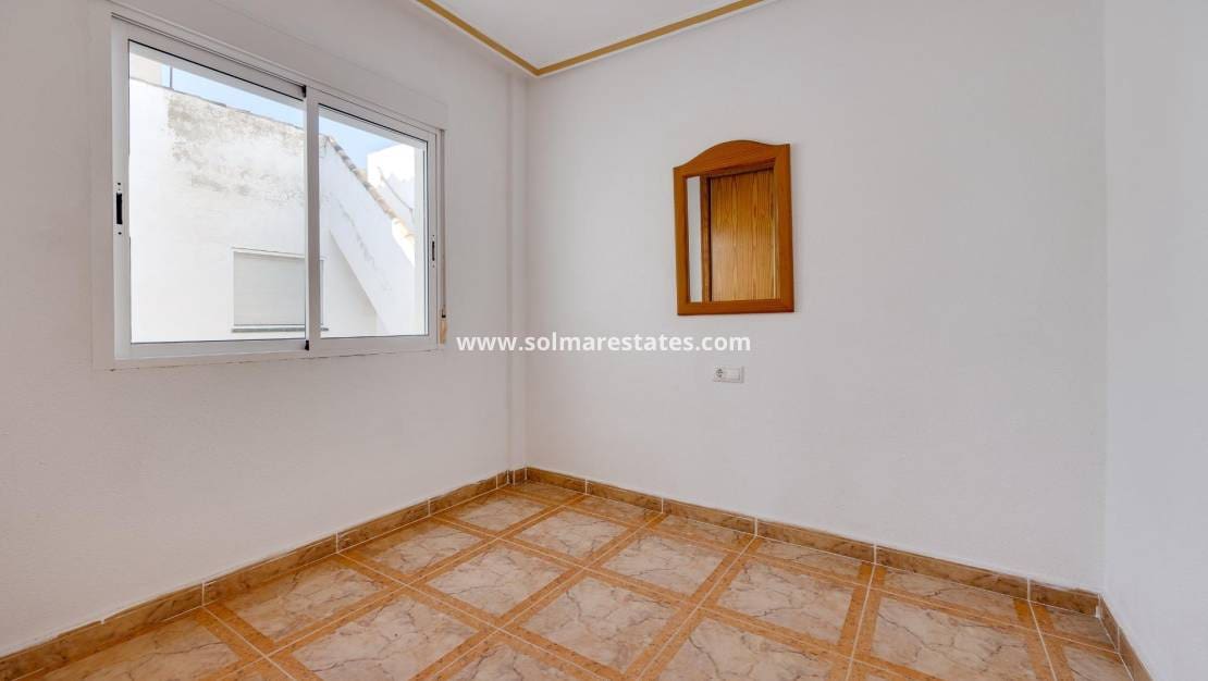 2 Zimmer Apartment zu verkaufen in Cabo Roig mit Pool - 145.000 € (Ref: 9469903)