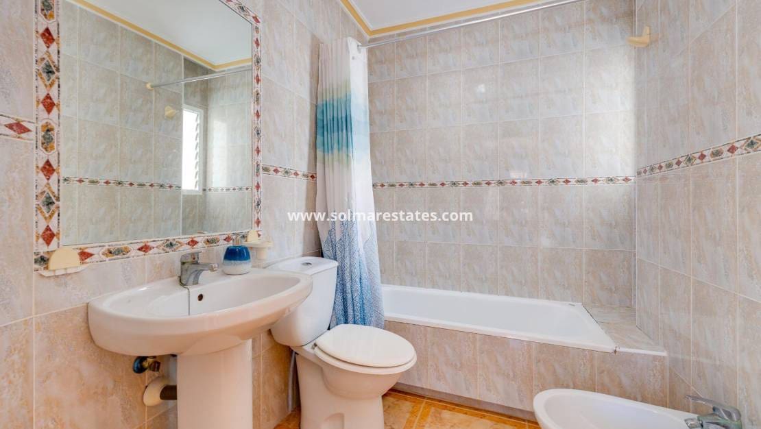 2 Zimmer Apartment zu verkaufen in Cabo Roig mit Pool - 145.000 € (Ref: 9469903)