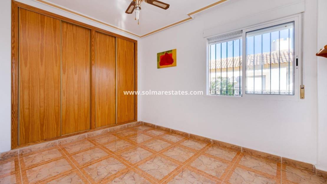 2 Zimmer Apartment zu verkaufen in Cabo Roig mit Pool - 145.000 € (Ref: 9469903)