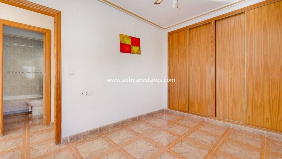 2 Zimmer Apartment zu verkaufen in Cabo Roig mit Pool - 145.000 € (Ref: 9469903)