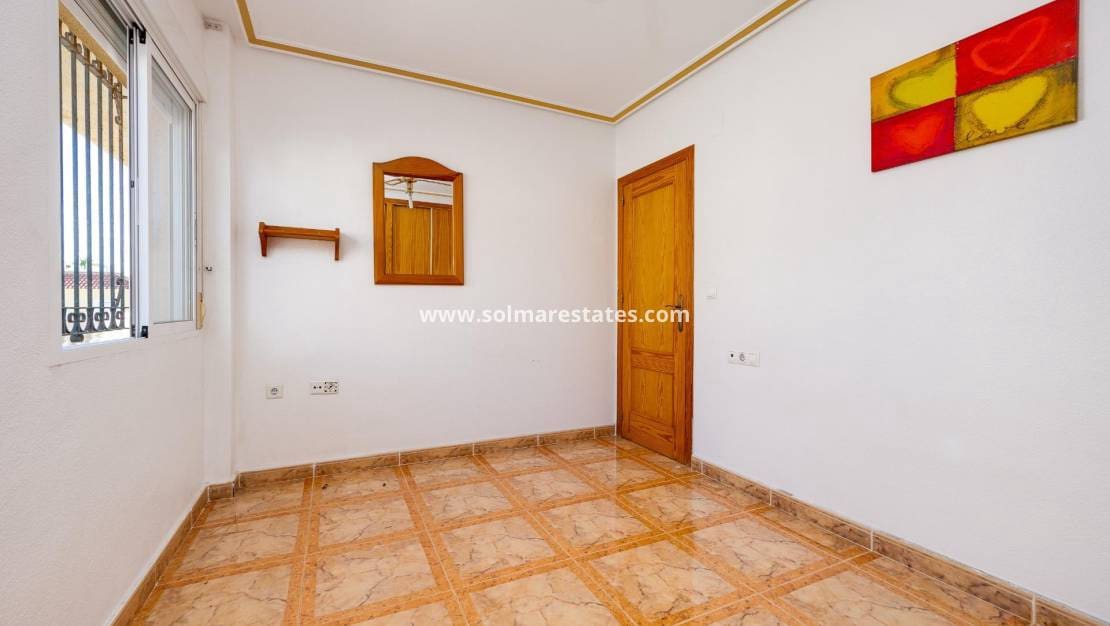 2 Zimmer Apartment zu verkaufen in Cabo Roig mit Pool - 145.000 € (Ref: 9469903)