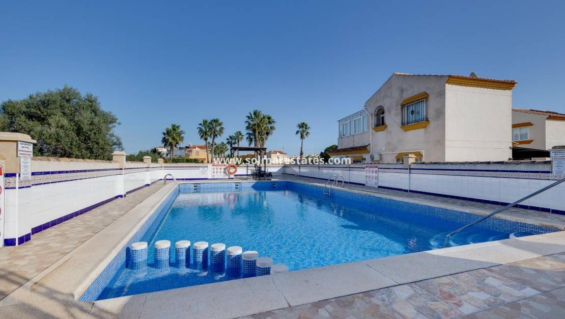 2 Zimmer Apartment zu verkaufen in Cabo Roig mit Pool - 145.000 € (Ref: 9469903)