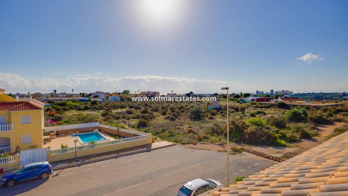 2 Zimmer Apartment zu verkaufen in Cabo Roig mit Pool - 145.000 € (Ref: 9469903)