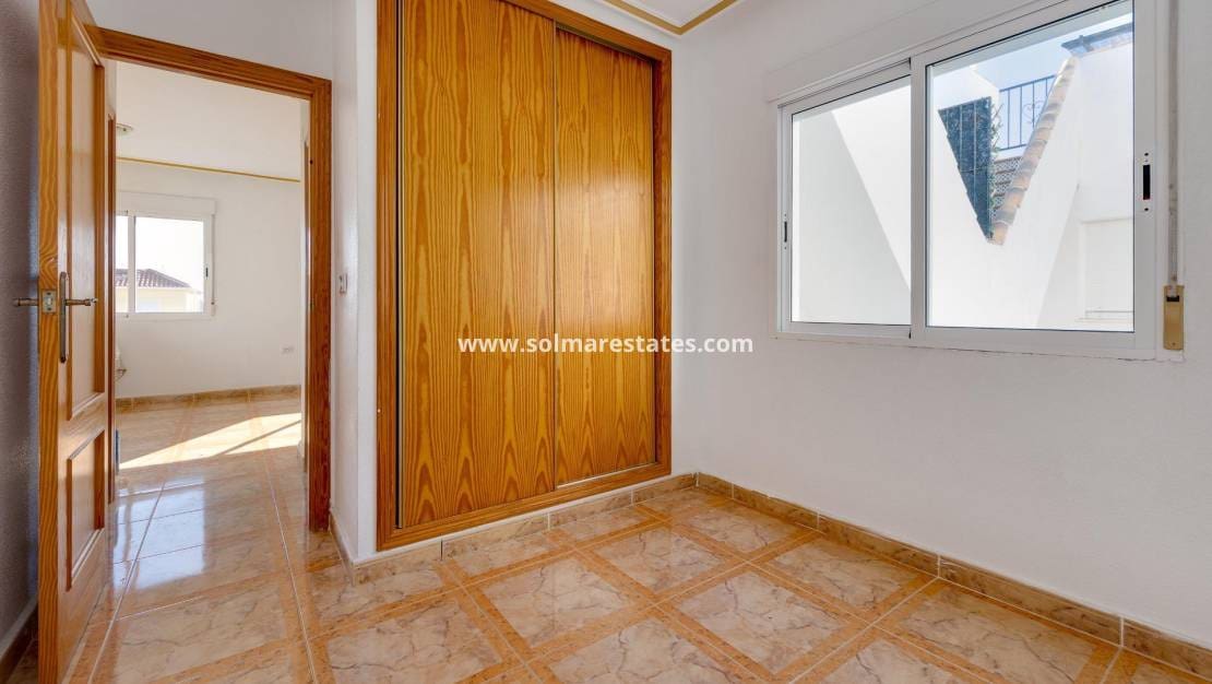 2 Zimmer Apartment zu verkaufen in Cabo Roig mit Pool - 145.000 € (Ref: 9469903)