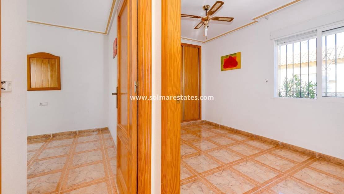 2 Zimmer Apartment zu verkaufen in Cabo Roig mit Pool - 145.000 € (Ref: 9469903)