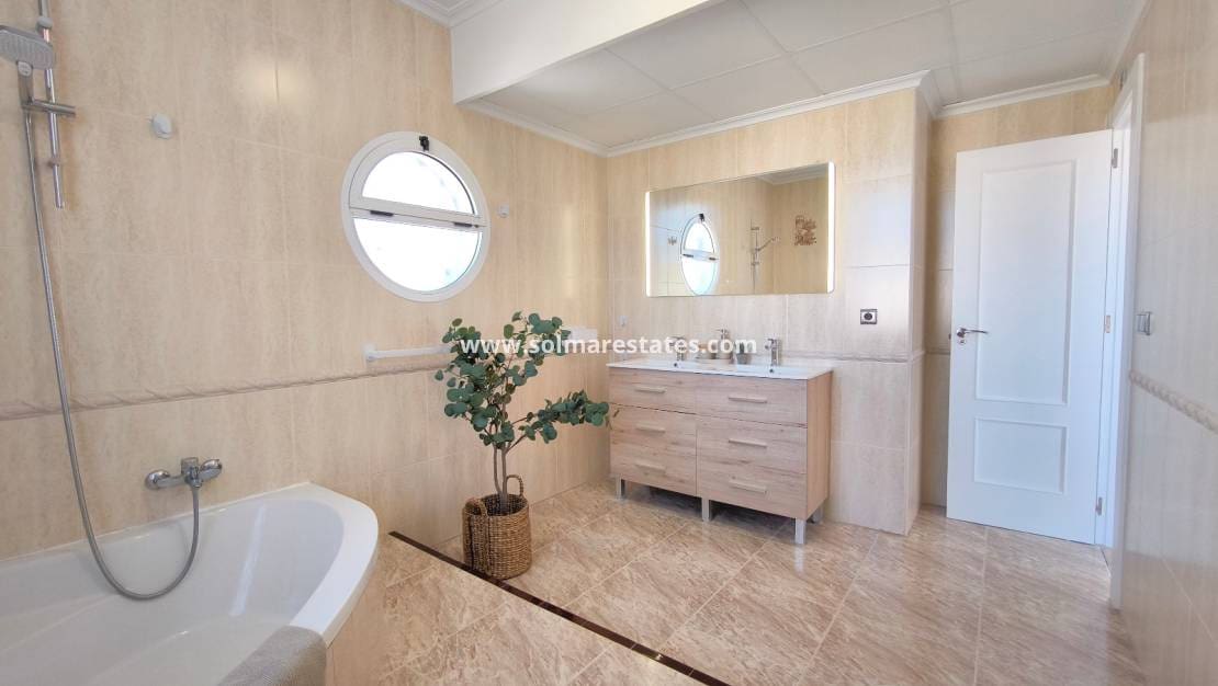 3 chambre Villa/Maison à vendre à Villamartin avec piscine - 399 900 € (Ref: 9471268)