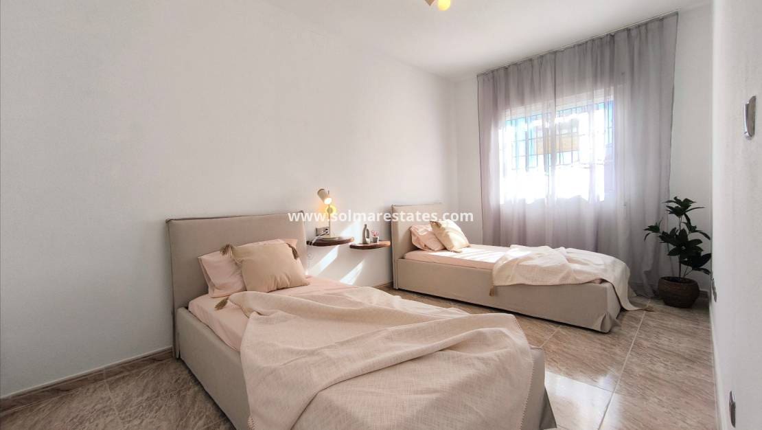 3 chambre Villa/Maison à vendre à Villamartin avec piscine - 399 900 € (Ref: 9471268)