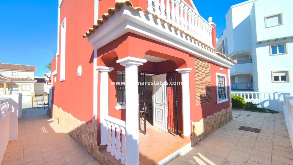 3 chambre Villa/Maison à vendre à Villamartin avec piscine - 399 900 € (Ref: 9471268)