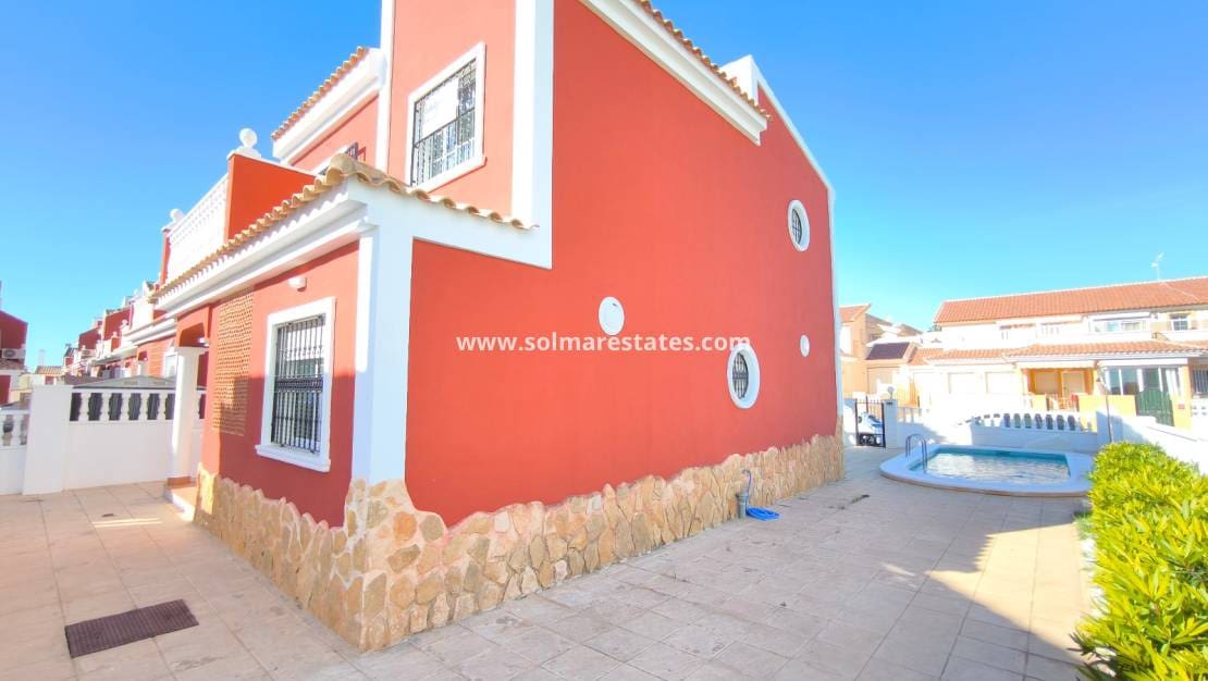 3 chambre Villa/Maison à vendre à Villamartin avec piscine - 399 900 € (Ref: 9471268)