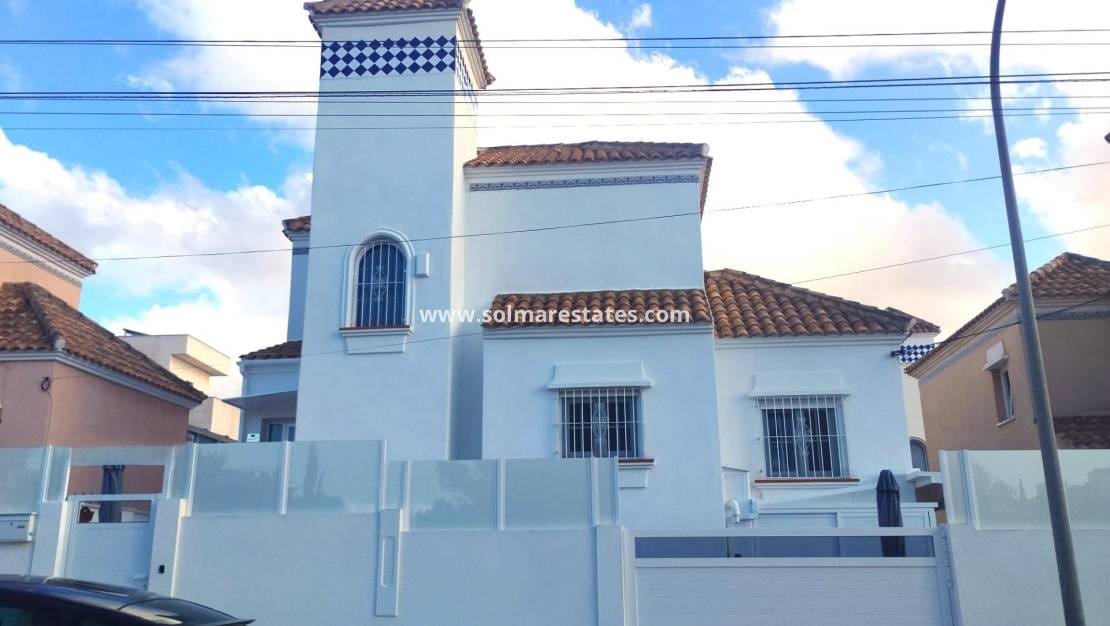 4 bedroom Villa for sale in Villamartin with pool - € 435,000 (Ref: 9483925)