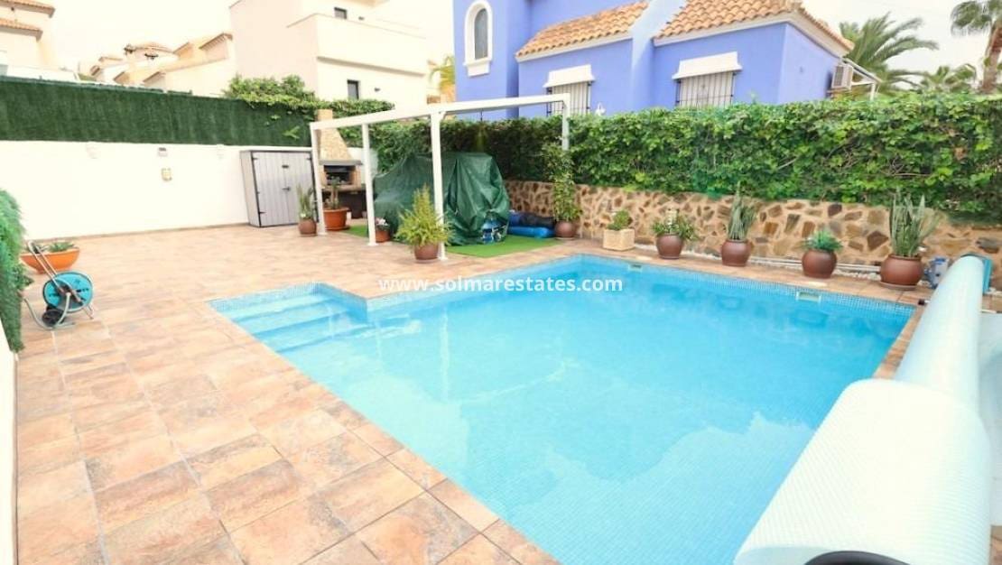 4 bedroom Villa for sale in Villamartin with pool - € 435,000 (Ref: 9483925)