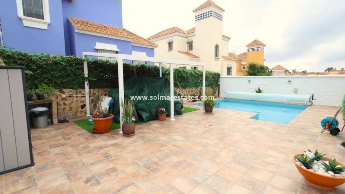 4 bedroom Villa for sale in Villamartin with pool - € 435,000 (Ref: 9483925)