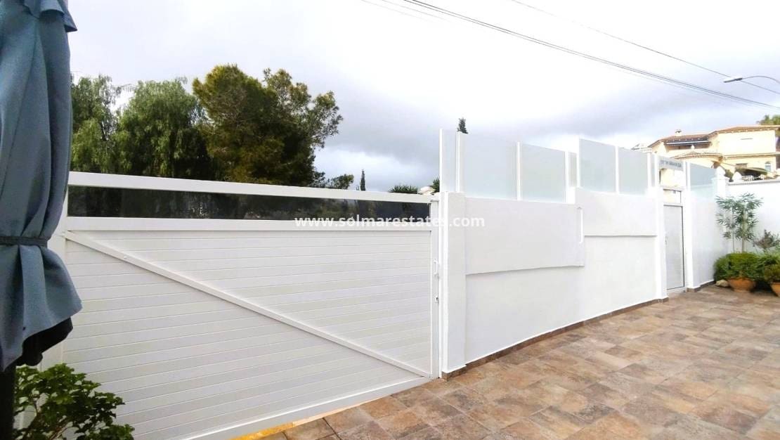 4 bedroom Villa for sale in Villamartin with pool - € 435,000 (Ref: 9483925)