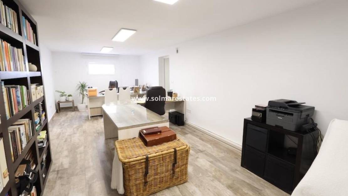 4 bedroom Villa for sale in Villamartin with pool - € 435,000 (Ref: 9483925)